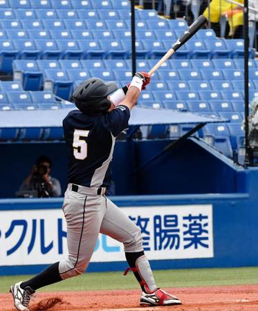 ５回上武大１死一・二塁　３ランホームランを放つ上武大・田中悠太郎＝神宮球場（撮影・中田匡峻）