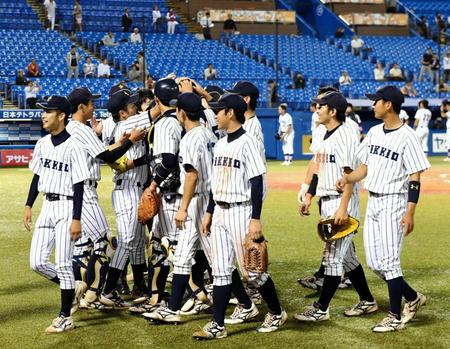 天理大に勝ち喜ぶ立教大ナイン＝神宮球場（撮影・中田匡峻）