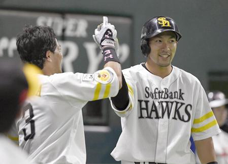 　４回、本塁打を放ち、松田とタッチするソフトバンク・柳田（右）＝ヤフオクドーム