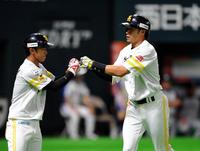 ３回、２ランを放ち、今宮（左）とタッチを交わすソフトバンク・柳田＝ヤフオクドーム（撮影・北村雅宏）