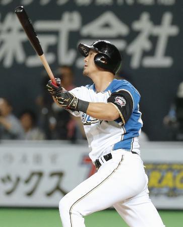 　８回日本ハム１死二、三塁、中田が左中間に逆転の２点二塁打を放つ＝札幌ドーム