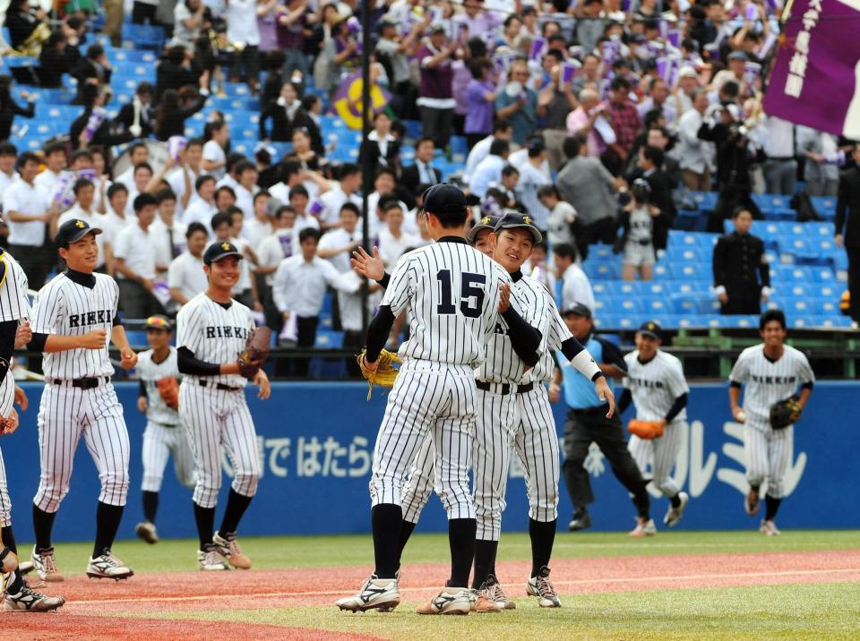 東海大北海道に完封勝ちし５９年ぶりの決勝戦進出を決め抱き合う先発の田中誠也（手前右）とリリーフした中川颯ら笑顔の立教ナイン＝神宮球場（撮影・三好信也）