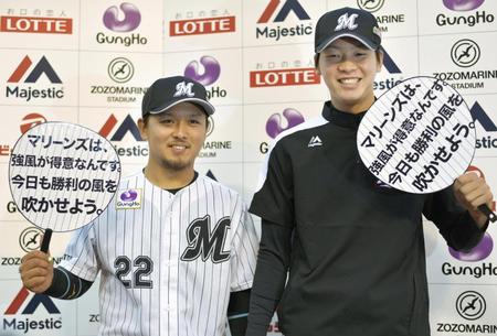 　ヤクルトに勝利し、ポーズをとるロッテ・田村（左）と二木