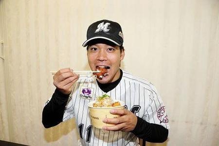「鳥丼」でスタミナを付ける佐々木千隼投手