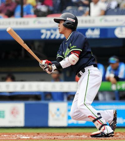 １回ヤクルト無死三塁、山田が適時二塁打を放つ＝ＺＯＺＯマリンスタジアム（撮影・堀内翔）