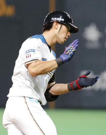 　７回、本塁打を放ち三塁を回る日本ハム・大田＝札幌ドーム