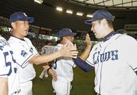 　ＤｅＮＡに勝利し、増田（右）とタッチを交わす西武・辻監督＝メットライフドーム