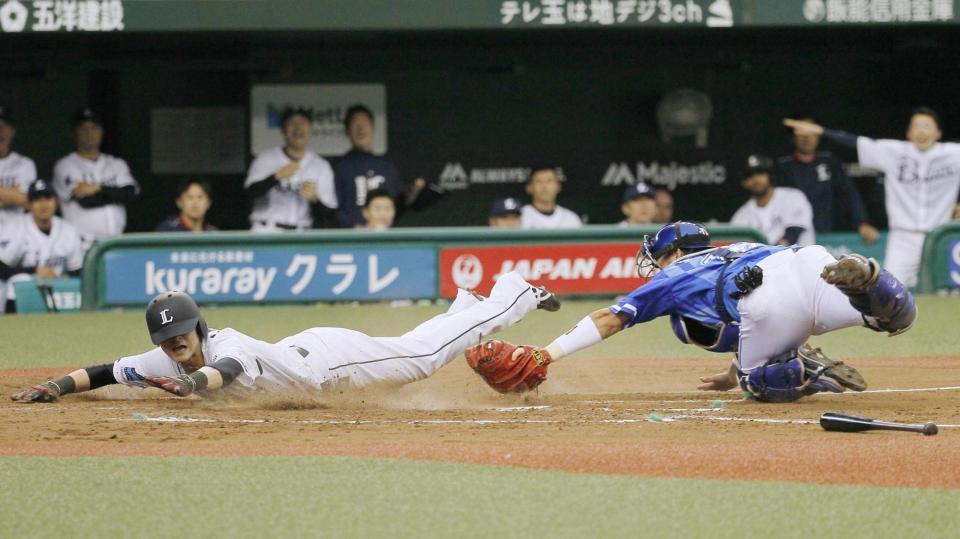 　４回西武１死三塁、秋山の二塁ゴロが野選となり本塁に滑り込む三走金子侑。ビデオ判定でセーフとなり先制。捕手戸柱＝メットライフドーム