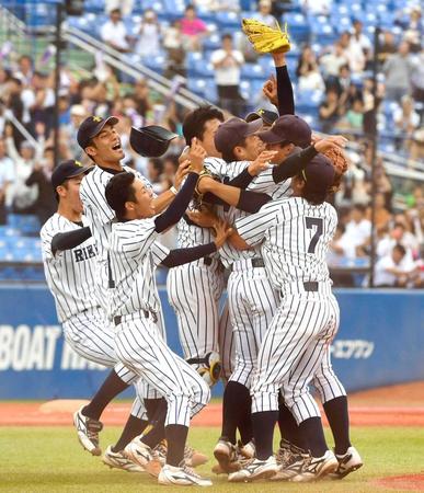 ５９年ぶりの日本一を決めて喜ぶ立教大ナイン　