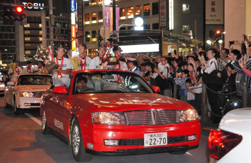 沿道からの祝福に車上で笑顔を見せる（左から）立大・大東、山根、笠松、高取
