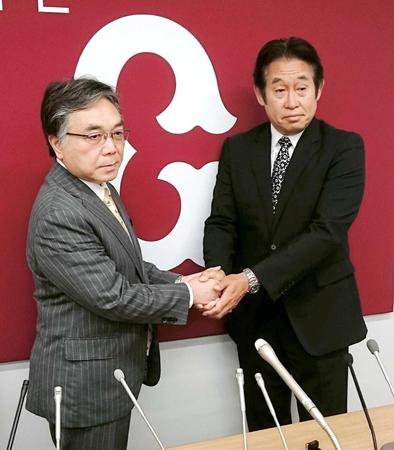 　就任会見後、石井球団社長（左）と握手する鹿取ＧＭ