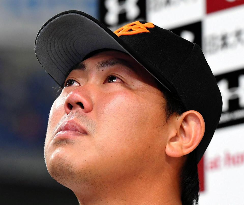 お立ち台で涙ぐむ巨人先発の山口俊＝東京ドーム