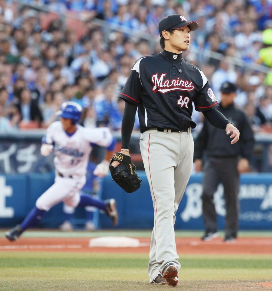 　１回、ＤｅＮＡ・田中浩に先制二塁打を許したロッテ先発のチェン。左は本塁に向かう二走桑原＝横浜