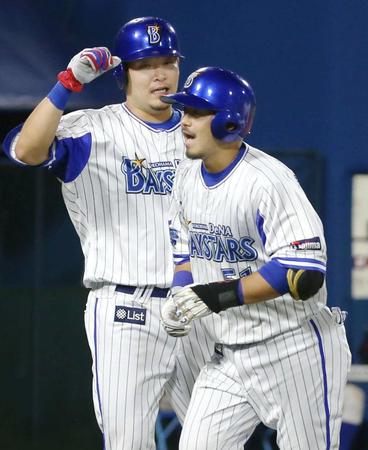 　５回、逆転満塁本塁打を放ち筒香（左）に迎えられるＤｅＮＡ・宮崎＝横浜