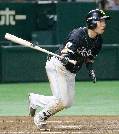 　７回ソフトバンク１死一、二塁、中村晃が右翼線に適時二塁打を放つ＝東京ドーム