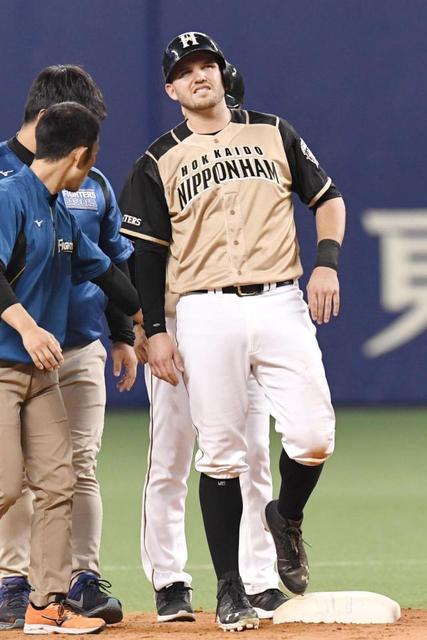 日本ハム・レアード　左膝強打し、負傷交代　走塁の際に転倒