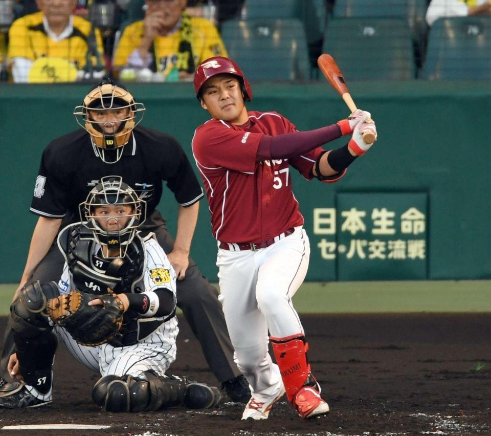 ３回、左越えへソロを放つ楽天・三好