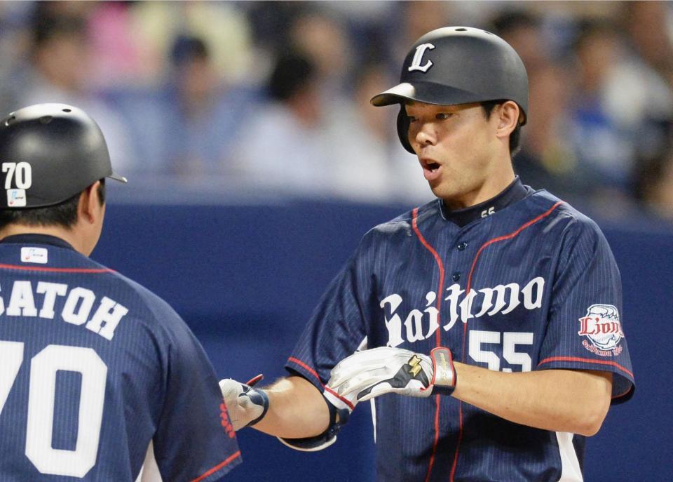 　９回、この試合２本目の本塁打となる３ランを放ち、コーチに迎えられる西武・秋山＝ナゴヤドーム