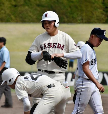 １７日の２試合で９打数２安打に終わり、悔しい表情の早実・清宮（中央）