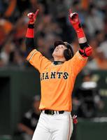 ８回、移籍後１号となる２ランを放ち、天を指さし生還する陽岱鋼（撮影・出月俊成）