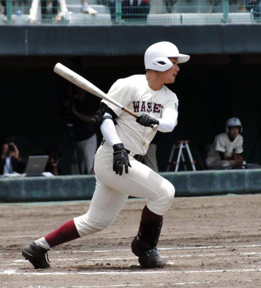 英明戦の八回、詰まりながらも右前に安打を放った早実・清宮