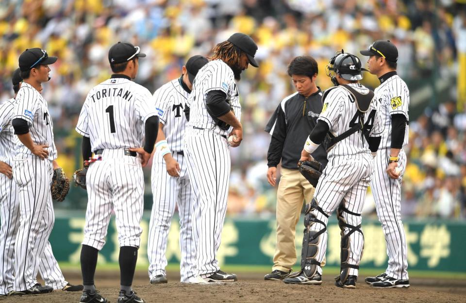 ８回、勝ち越しを許し降板を告げられる阪神　マルコス・マテオ＝甲子園（撮影・飯室逸平）