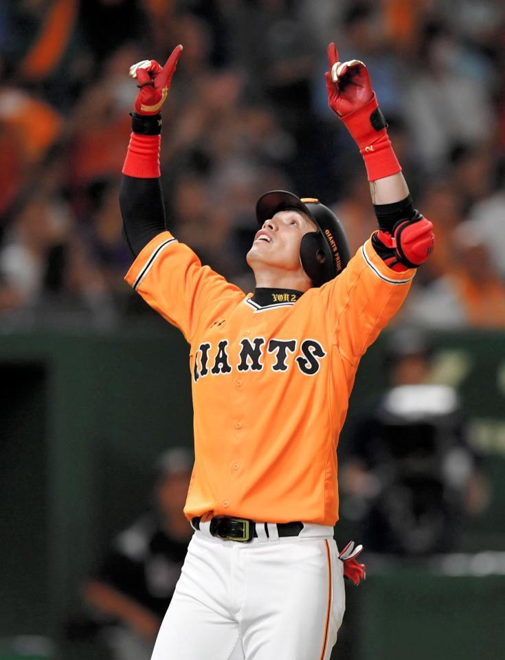 ８回、移籍後１号となる２ランを放ち、天を指さし生還する陽岱鋼（撮影・出月俊成）