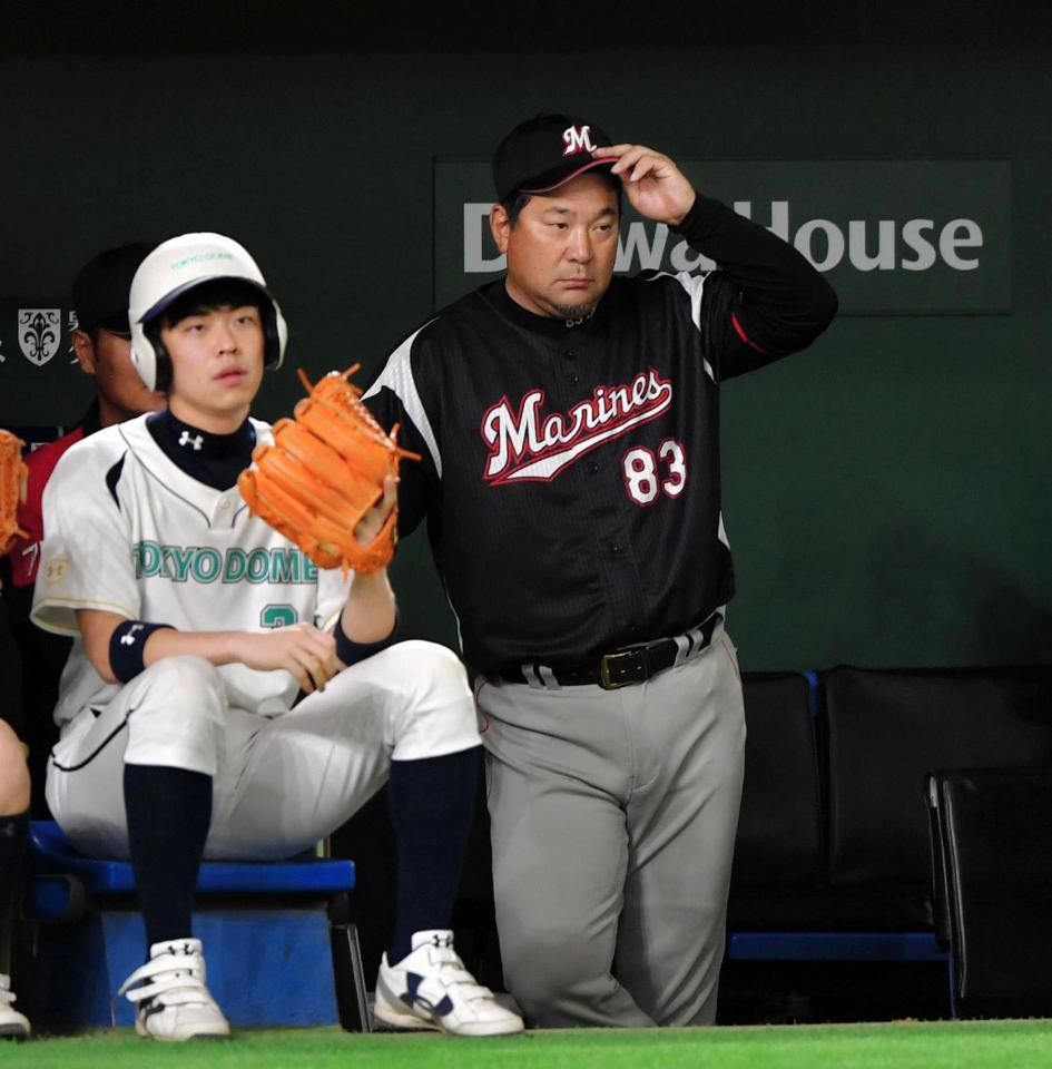 ８回、ベンチでうなだれる伊東監督（撮影・出月俊成）
