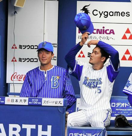 ７回、三上（右）の乱調で勝利投手の権利が消えたＤｅＮＡ先発・飯塚（左）＝横浜スタジアム（撮影・三好信也）