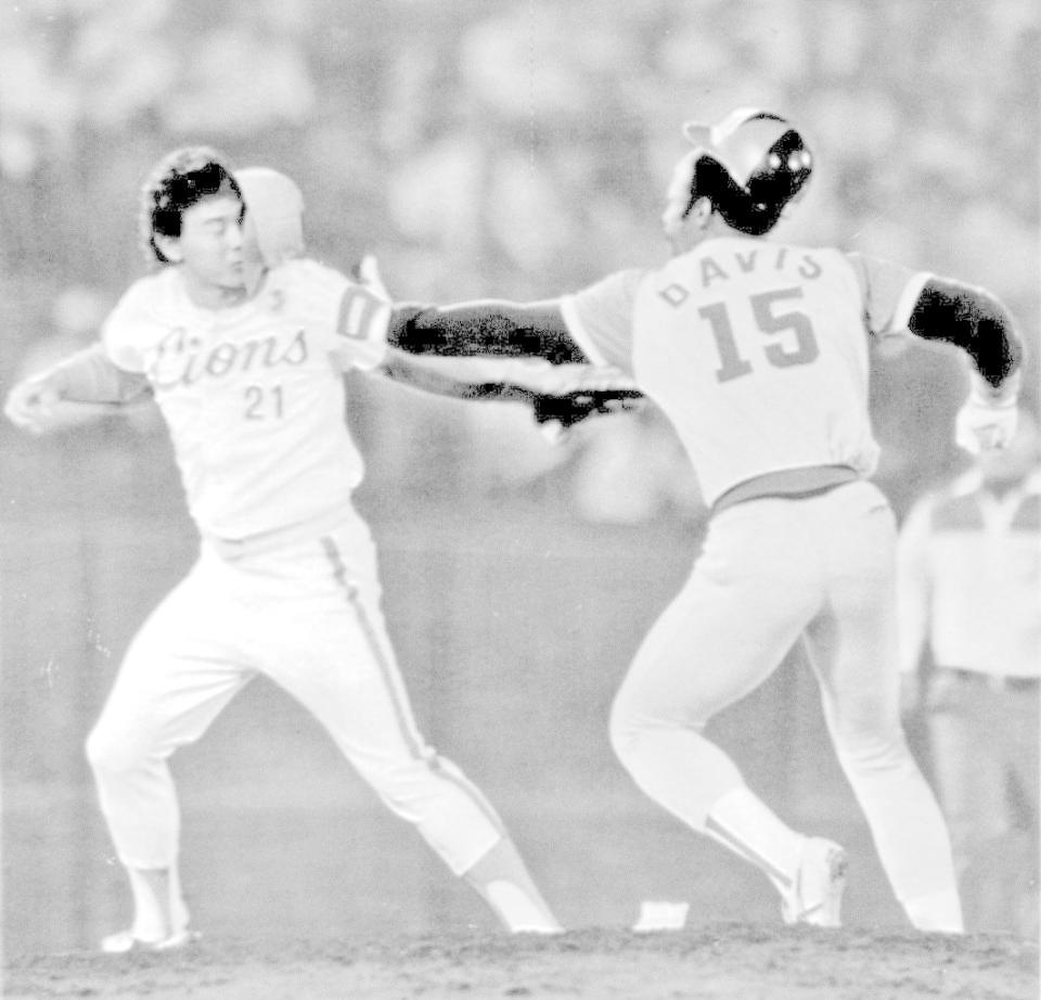 　デービス（右）から殴られる東尾＝１９８６年６月１３日