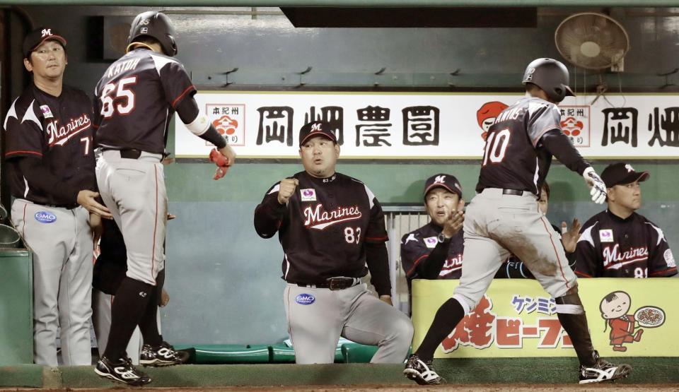 　７回、三木の２点二塁打で生還した加藤（左から２人目）らを迎えるロッテ・伊東監督（同３人目）＝ほっともっと神戸