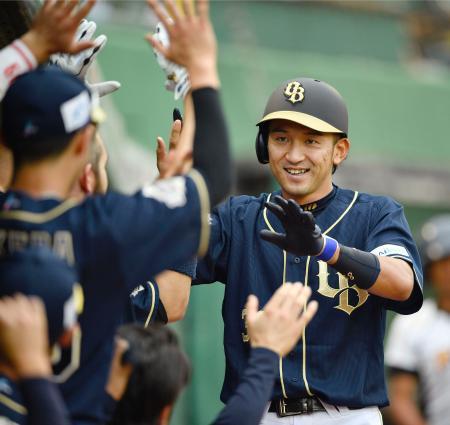 　８回、勝ち越しの本塁打を放ち、ナインに迎えられるオリックス・小島＝ほっともっと神戸