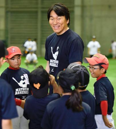 　親子を対象にした野球教室で、子どもたちに囲まれ笑顔の松井秀喜氏＝２５日、川崎市のジャイアンツ球場