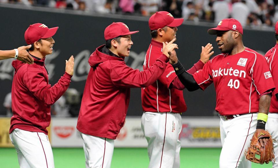 　延長１１回、日本ハムに快勝し決勝本塁打を放ったウィーラーを迎える（左から）美馬、松井裕（撮影・堀内翔）
