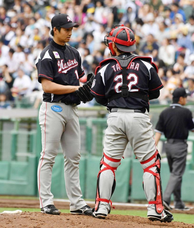 　４回、同点に追いつかれ田村に声をかけられる唐川