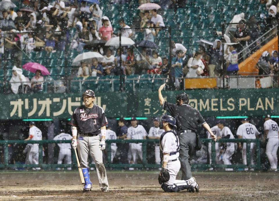 　３回、降雨で試合が中断し打席でぼうぜんとするロッテ・角中。この後、ノーゲームとなる＝沖縄セルラー