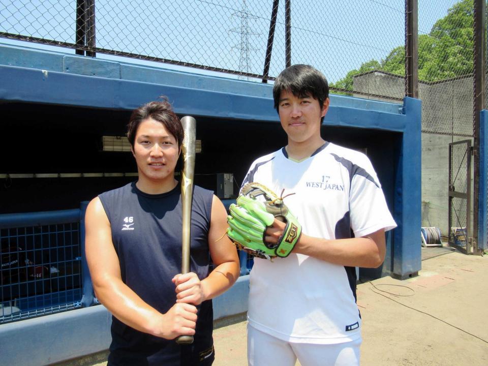 　投打の柱として健闘を誓う藤沢（左）と加賀美