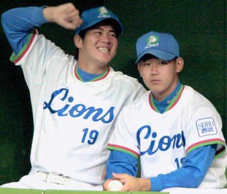 　松坂（右）と試合を見守る森慎二さん＝２０００年８月