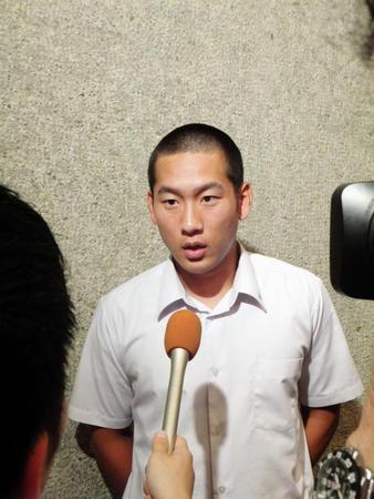 第99回全国高等学校野球選手権奈良大会の組み合わせ抽選会後に取材を受ける智弁学園・福元主将＝橿原市内の橿原文化会館
