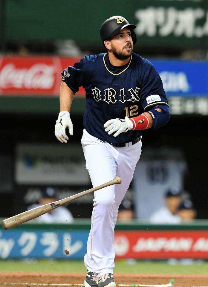 ３回、先制の右越え本塁打を放つオリックス・マレーロ＝メットライフドーム（撮影・三好信也）
