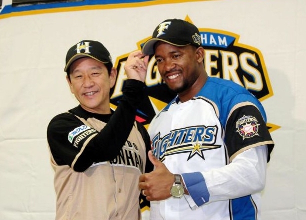 入団会見を行った日本ハム・新外国人のドレイク（右）と栗山監督