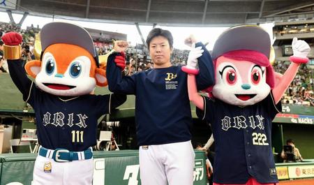 　勝ち投手となったオリックス・松葉貴大（中央）