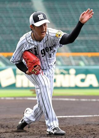 　声を上げてノックの球を要求する阪神・岩貞＝甲子園