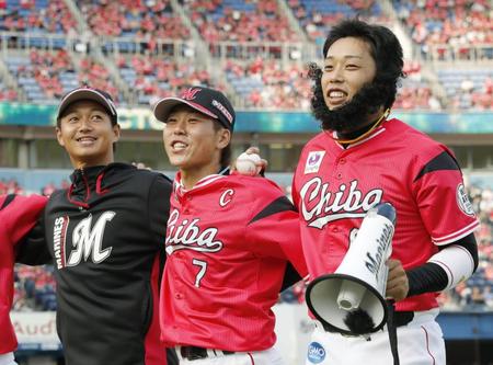 　日本ハムに勝利し、ファンの前で笑顔を見せる（左から）唐川、鈴木、加藤