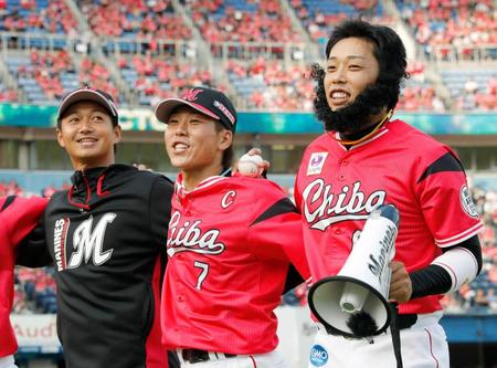 　ファンの前で笑顔を見せる（左から）唐川、鈴木、加藤