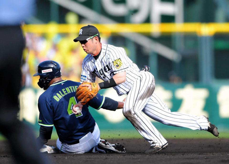 　７回、バレンティン（左）のスライディングに体勢を崩す糸原