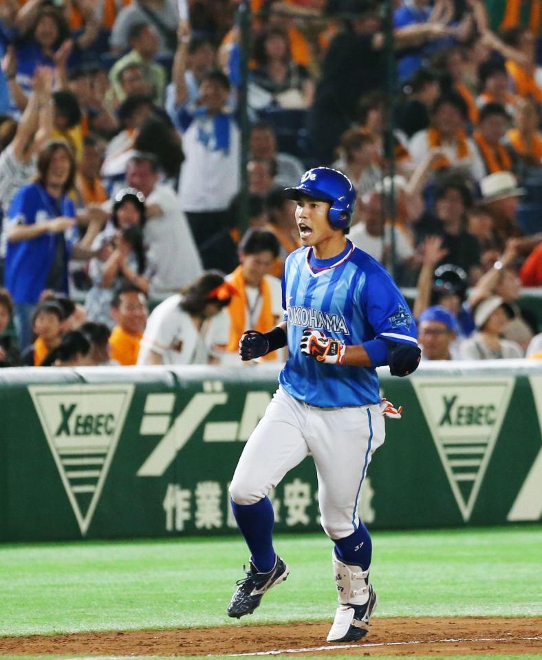 　９回、逆転満塁本塁打を放ち、ホームに向かうＤｅＮＡ・桑原＝東京ドーム