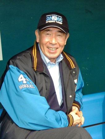 　日本ハムキャンプを訪れた上田さん＝２００５年２月