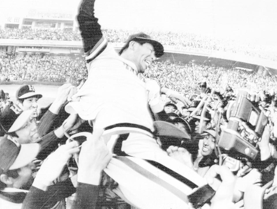 　日本シリーズで巨人を破り胴上げされる上田利治さん＝１９７６年１１月