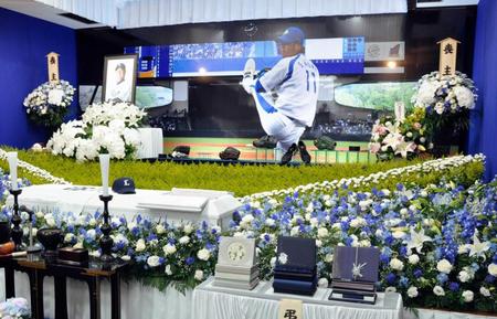 　元西武投手コーチの森慎二氏の遺影が飾られた祭壇（球団提供）